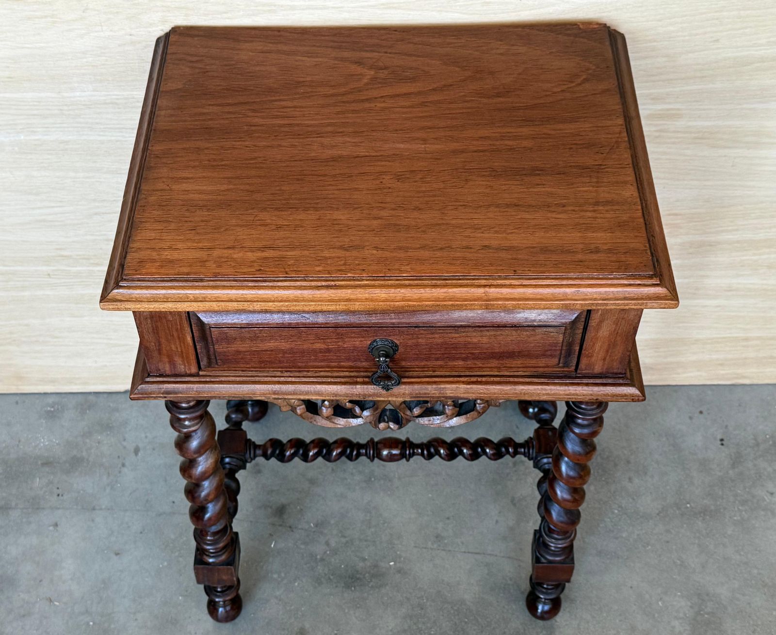 Paire de tables de chevet espagnoles sculptées, pieds salomoniques et fronton photo vinterior