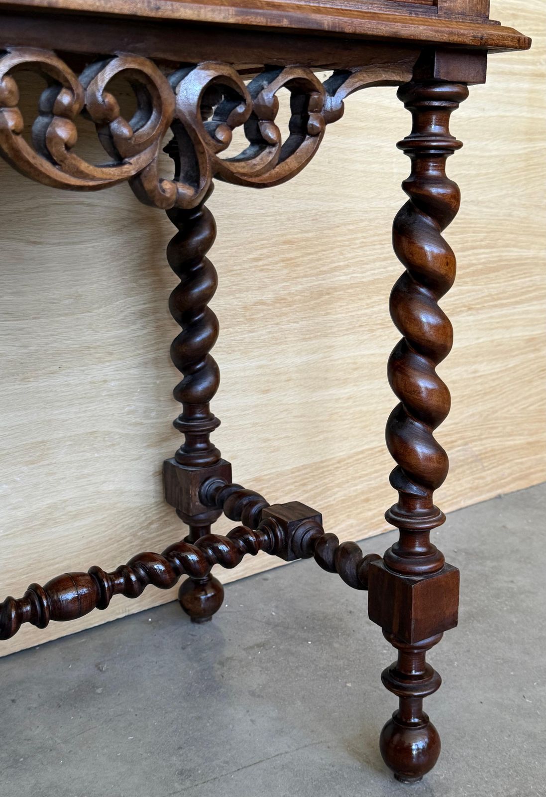Mobilier Paire de tables de chevet espagnoles sculptées, pieds salomoniques et fronton photo