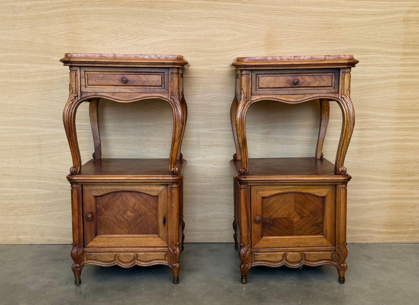 Tables de chevet françaises à pieds en cabriole, années 1950, lot de 2 photo furniture