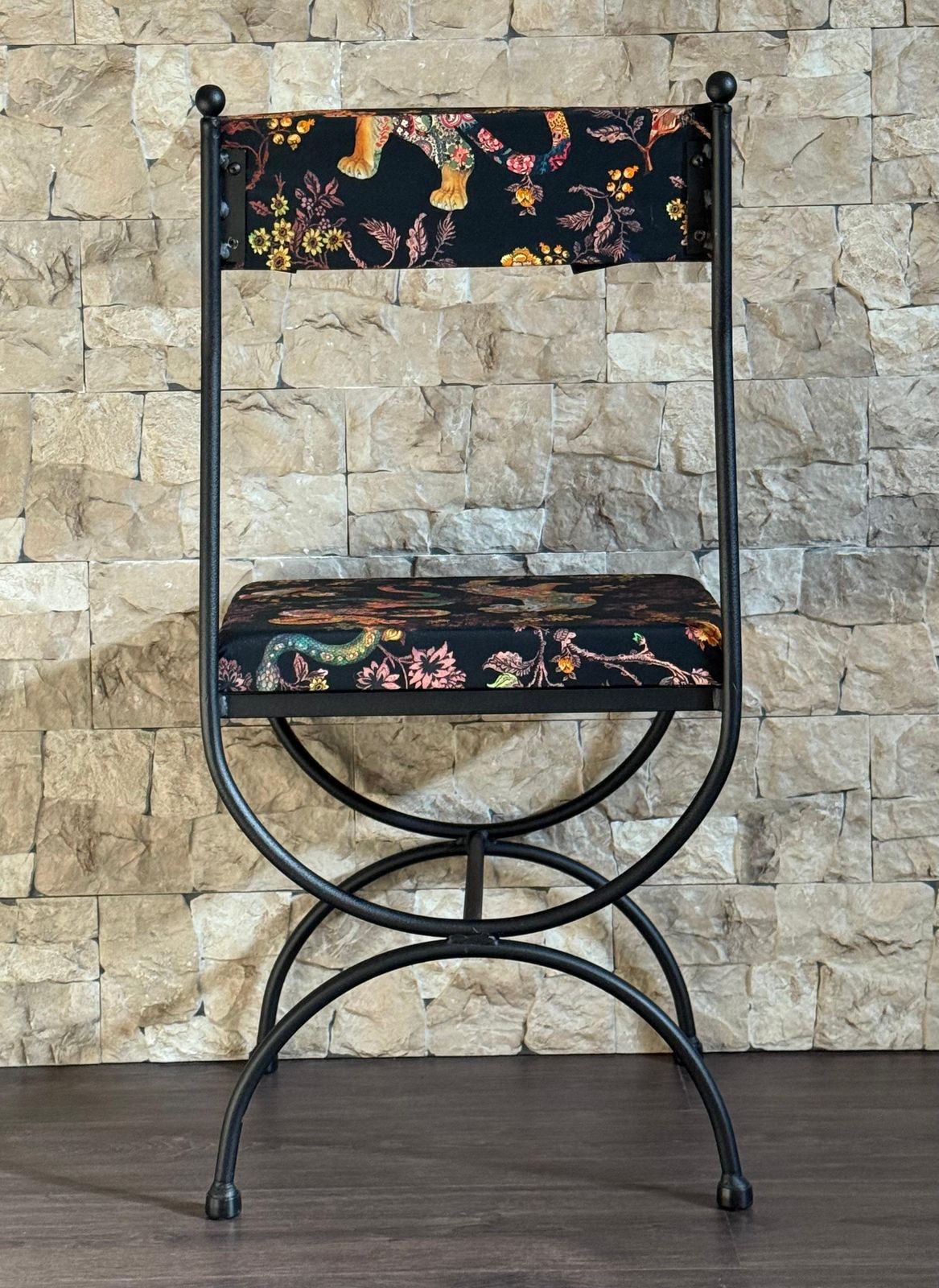 Paire de chaises en fer forgé, revêtement en tissu Silinog par Etro au dossier et à l'assise photo vinterior
