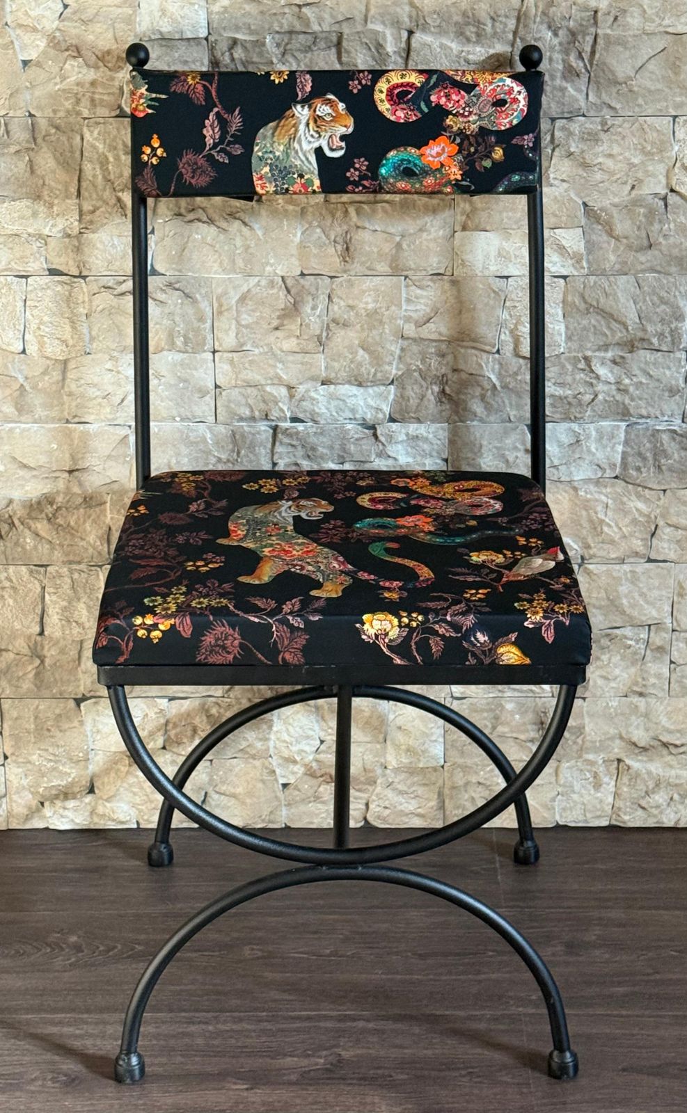 Paire de chaises en fer forgé, revêtement en tissu Silinog par Etro au dossier et à l'assise photo vintage