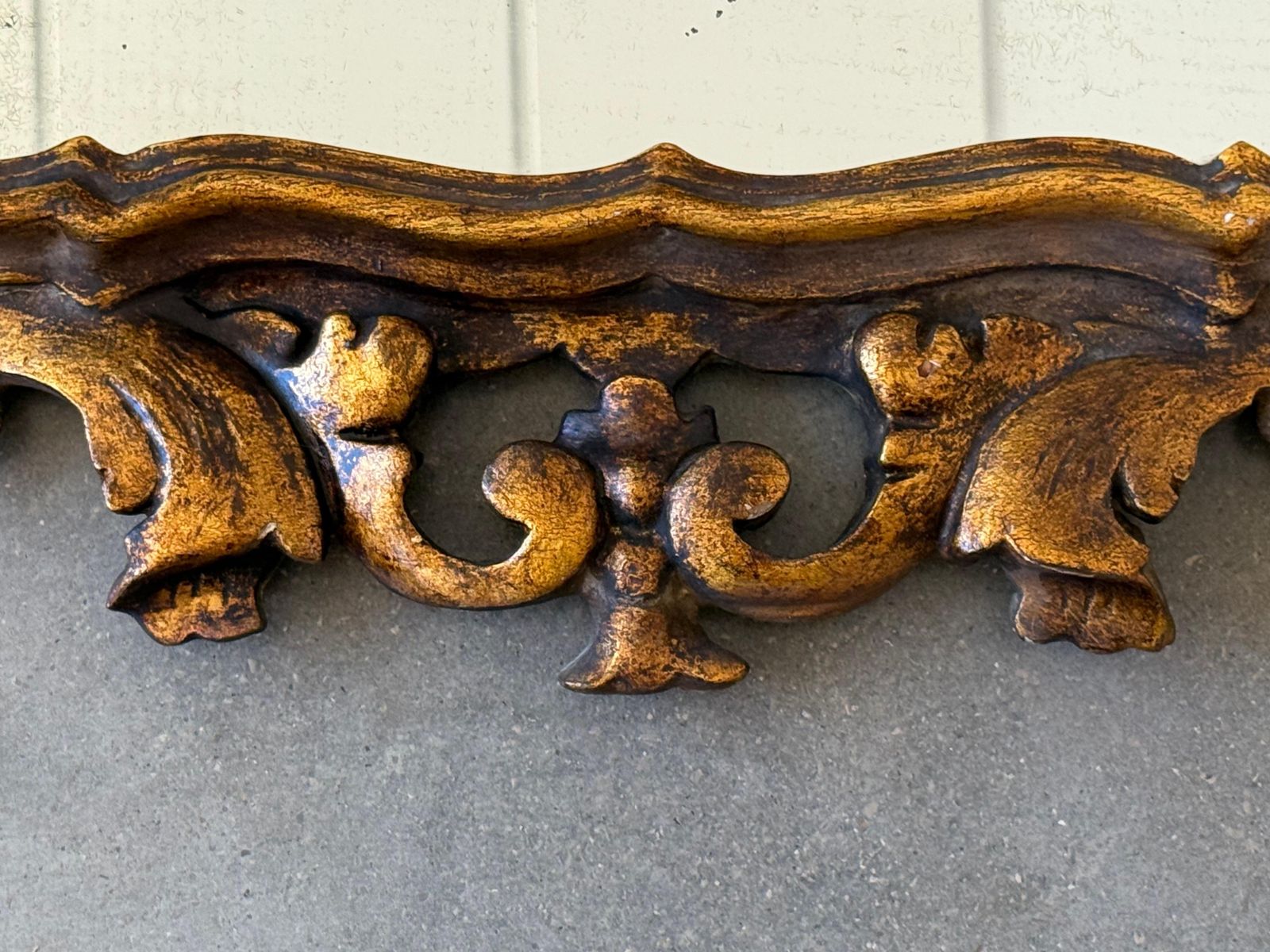 Miroir baroque espagnol en noyer sculpté et bronze doré, début du XXe siècle photo vintage