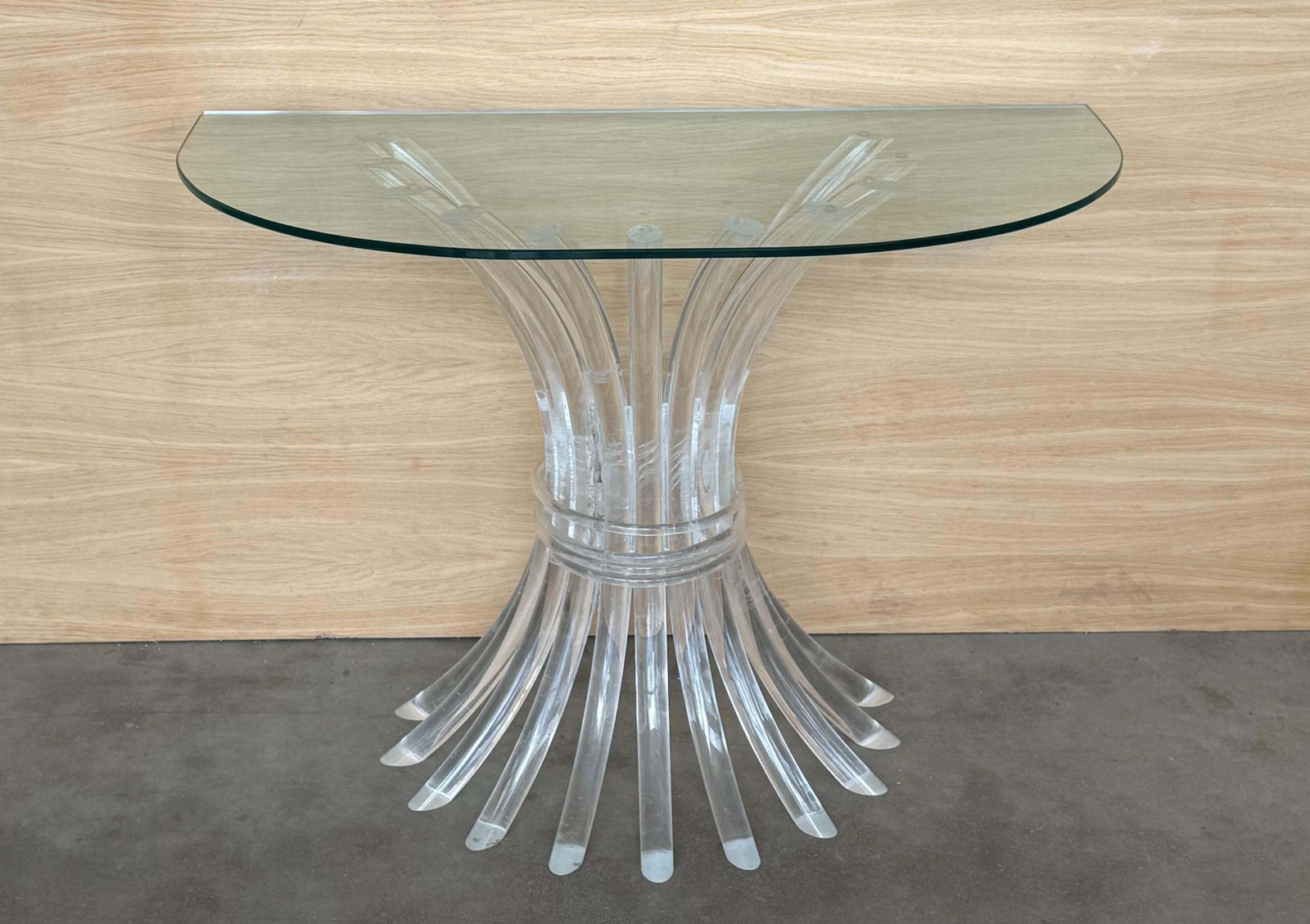 Console demi-lune, pied central en Lucite, plateau en verre transparent photo for sale