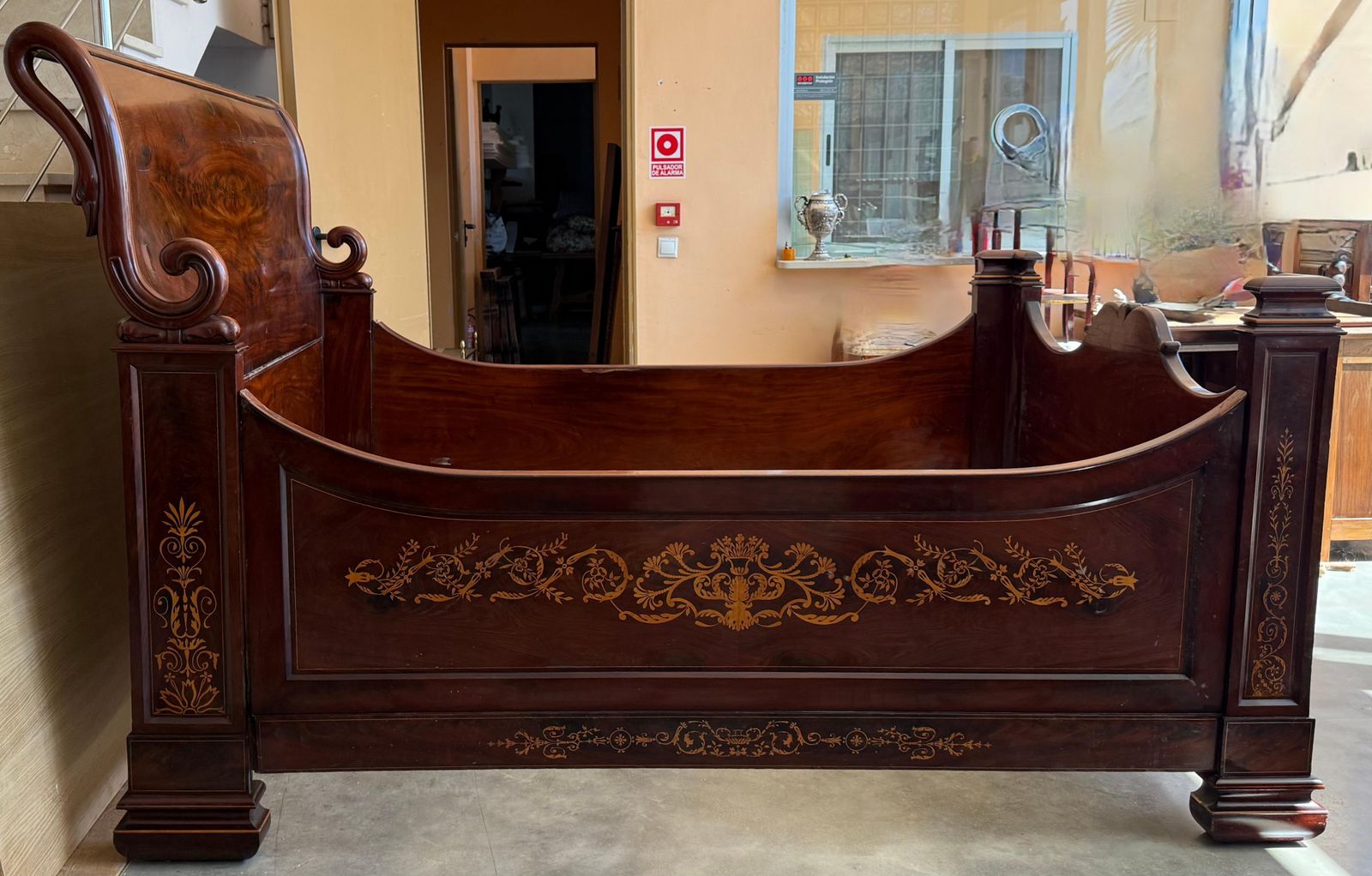 Lit double italien en acajou et loupe, sculpté et marqueté, XIXe siècle photo furniture