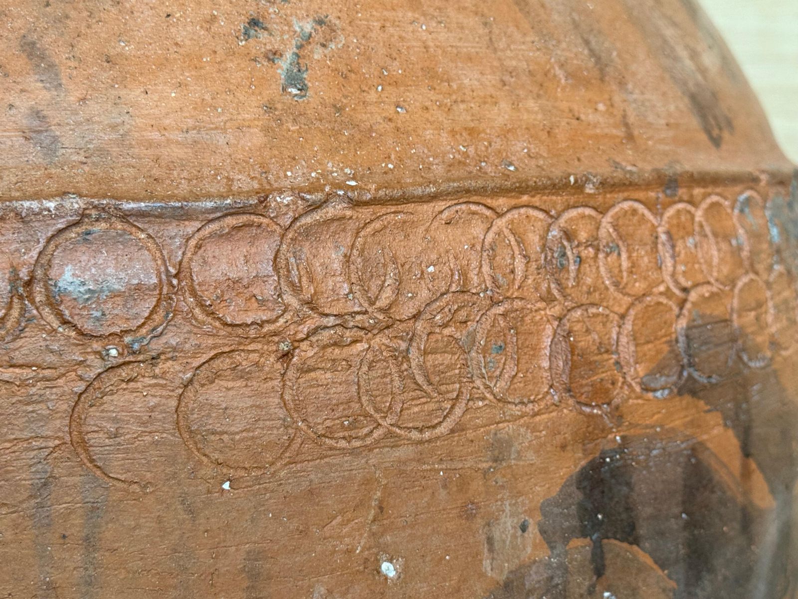photo vinterior Rare grande jarre de Biot en terre cuite sculptée à la main, XVIIIe siècle