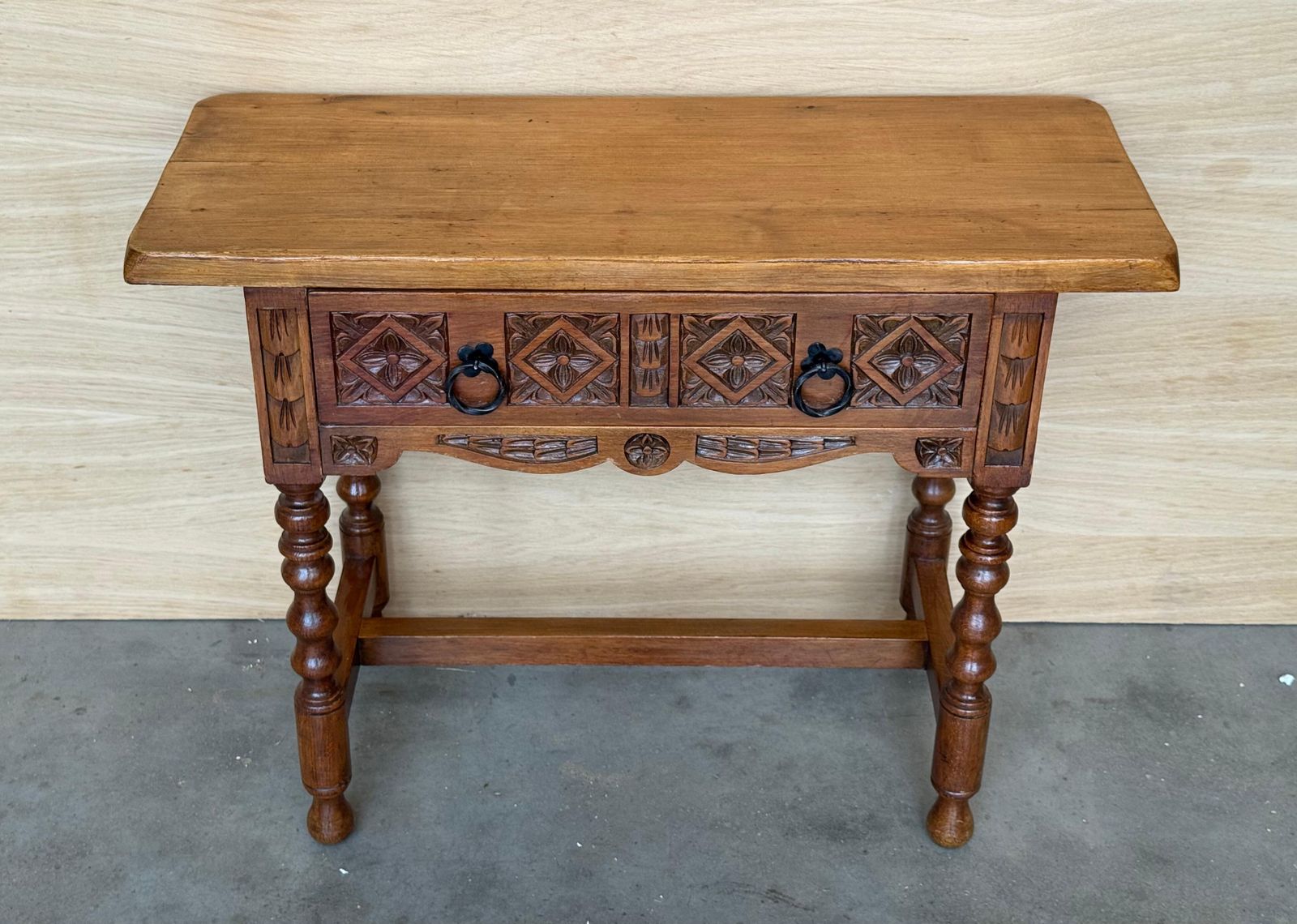 Table de chevet ou console basse espagnole du XXe siècle, avec tiroir photo vinterior
