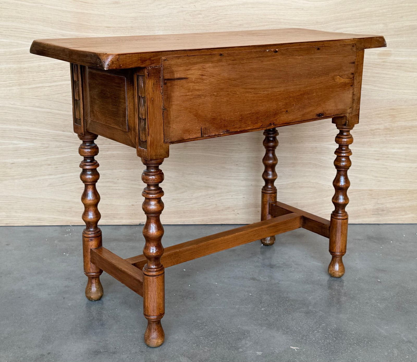 Table de chevet ou console basse espagnole du XXe siècle, avec tiroir photo vintage