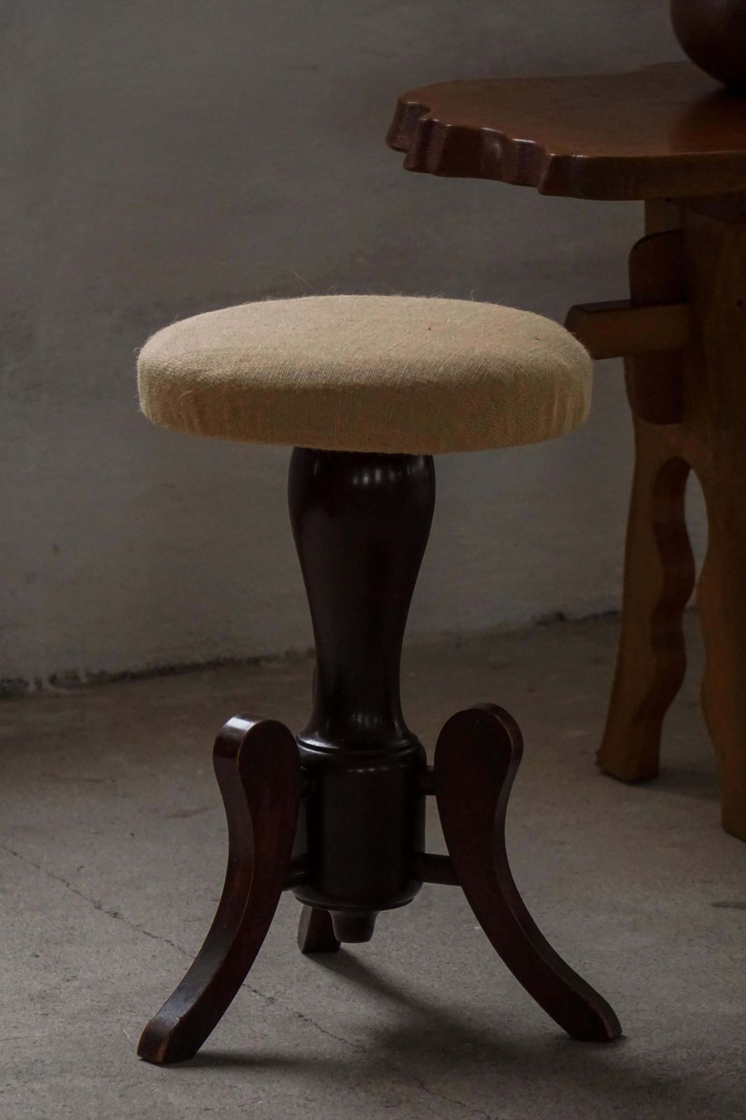 552.0 Victorian Style Adjustable Piano Stool With Hessian Seat, Early 20th Century photo