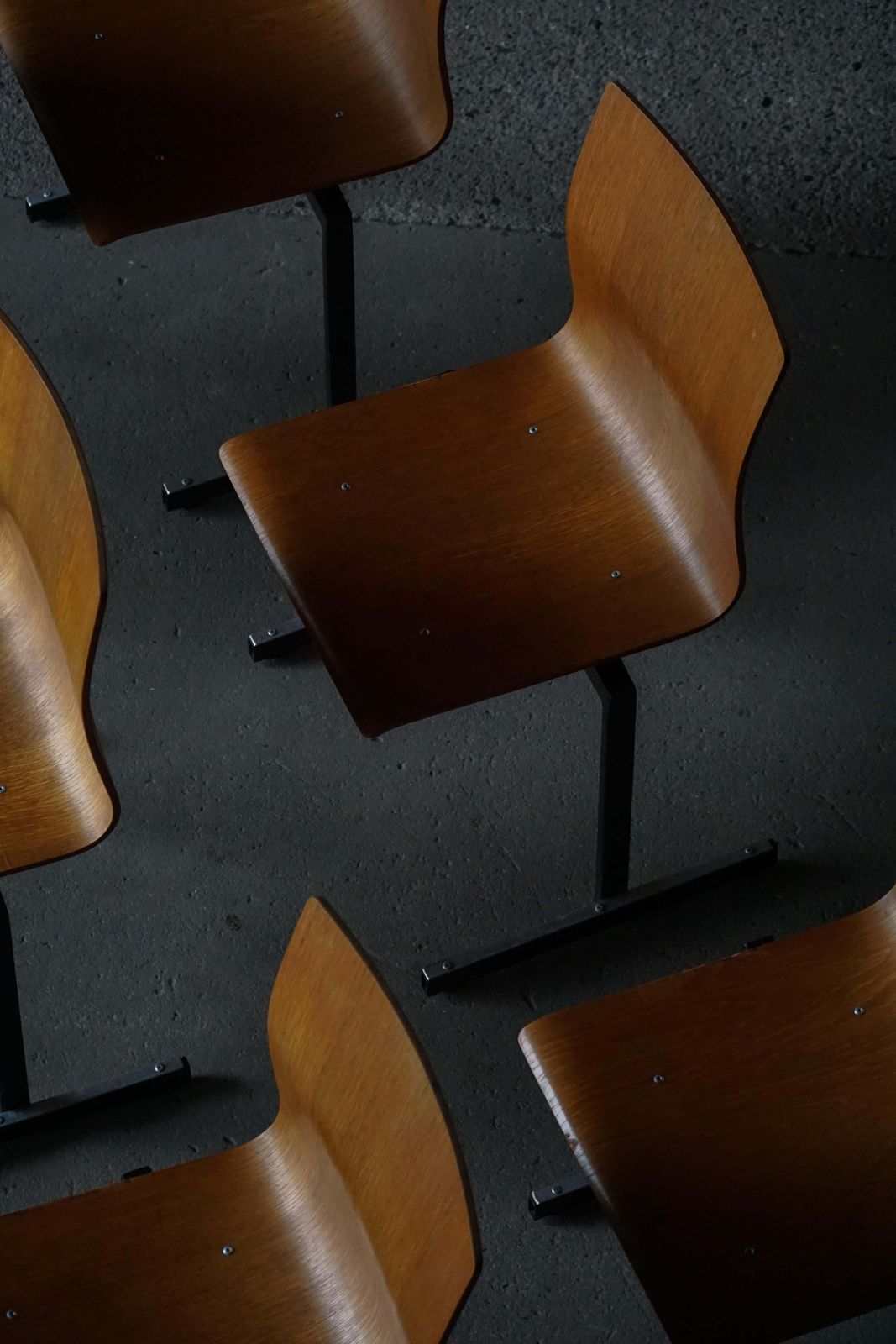 photo vinterior Set Of 6 Industrial Stackable Chairs By Niels Larsen, Black Metal & Oak, 1960s