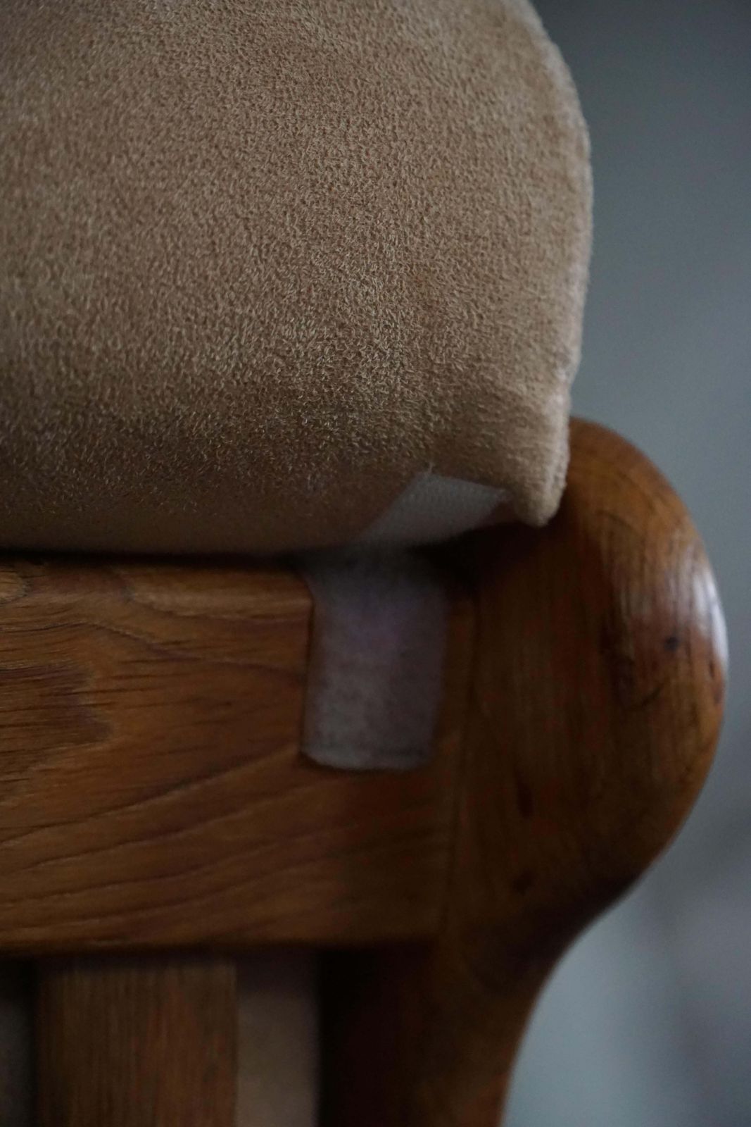 photo vintage Mid 20th Century, Pair Of Armhairs By Henning Kjærnulf, Oak & Alcantara, 1960s