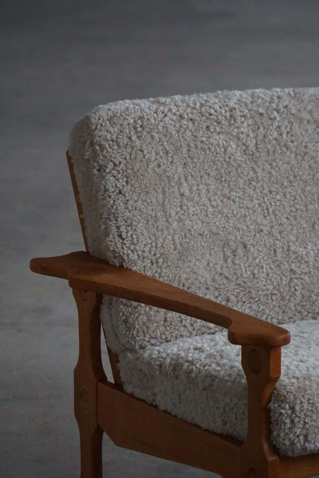 photo vintage Danish Modern, Pair Of Lounge Chairs In Oak & Lambswool, Henning Kjærnulf, 1960s