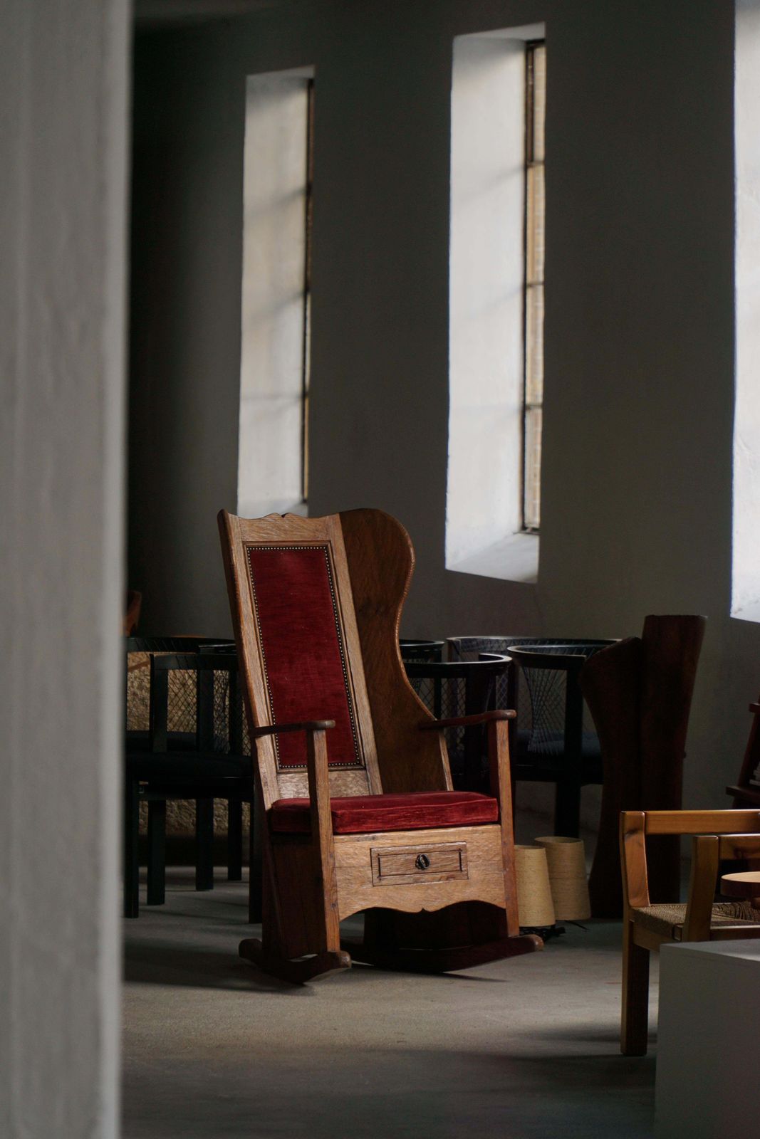 Antique English Lambing Rocking Chair With Red Velvet Upholstery, 19th Century photo vinterior