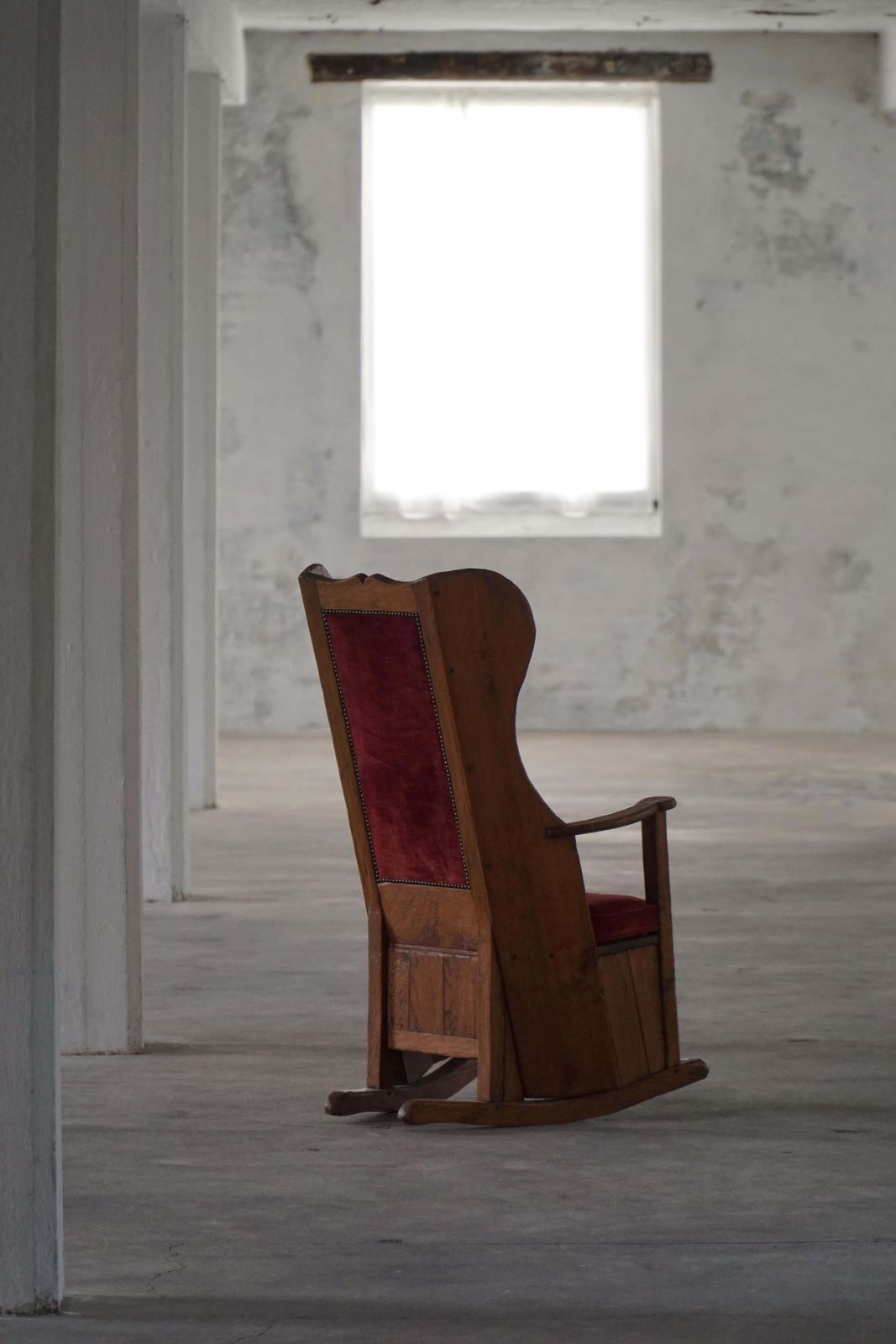 photo vintage Antique English Lambing Rocking Chair With Red Velvet Upholstery, 19th Century