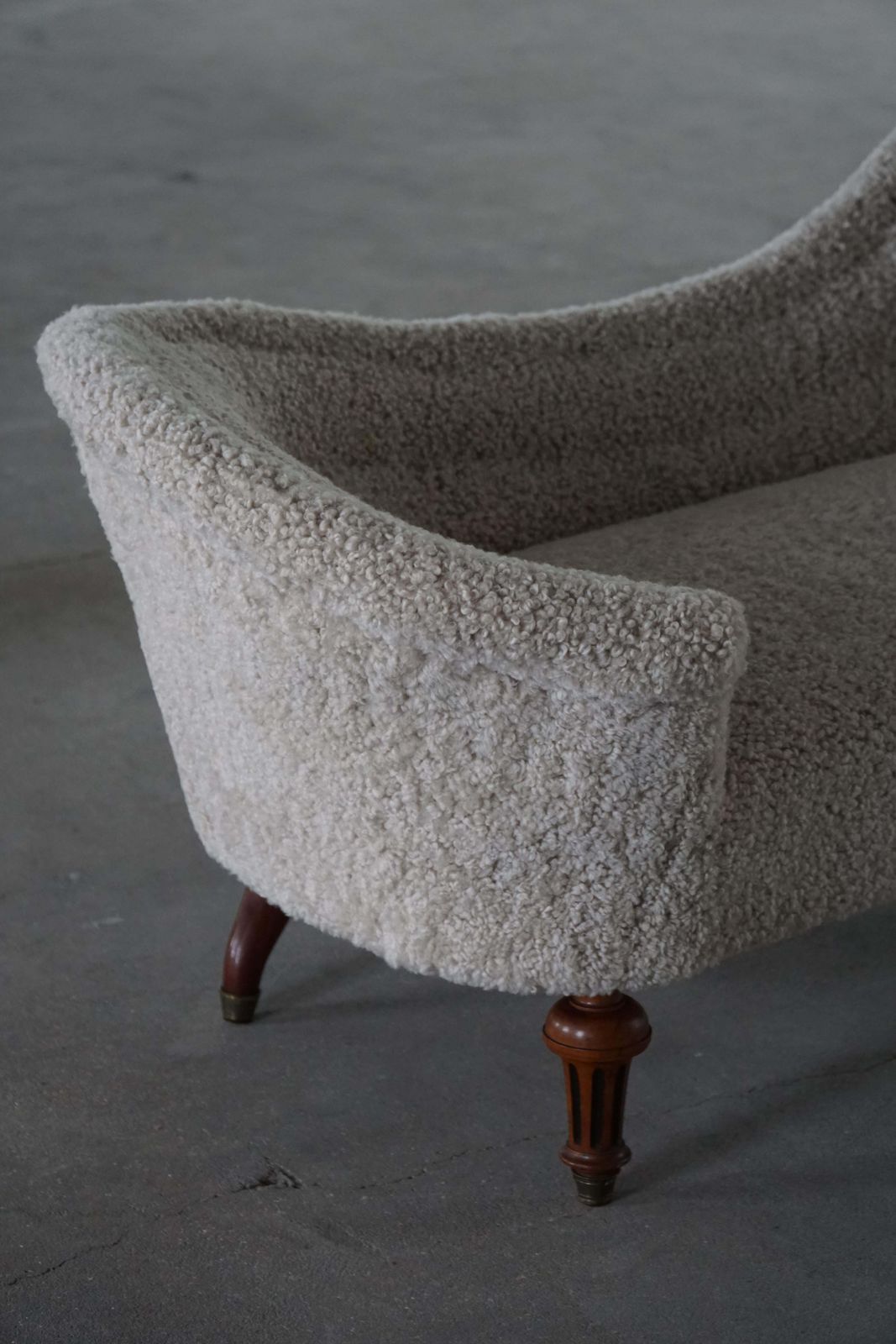 photo vinterior Antique Danish 19th Century Sculptural Chaise Longue, Reupholstered In Lambswool
