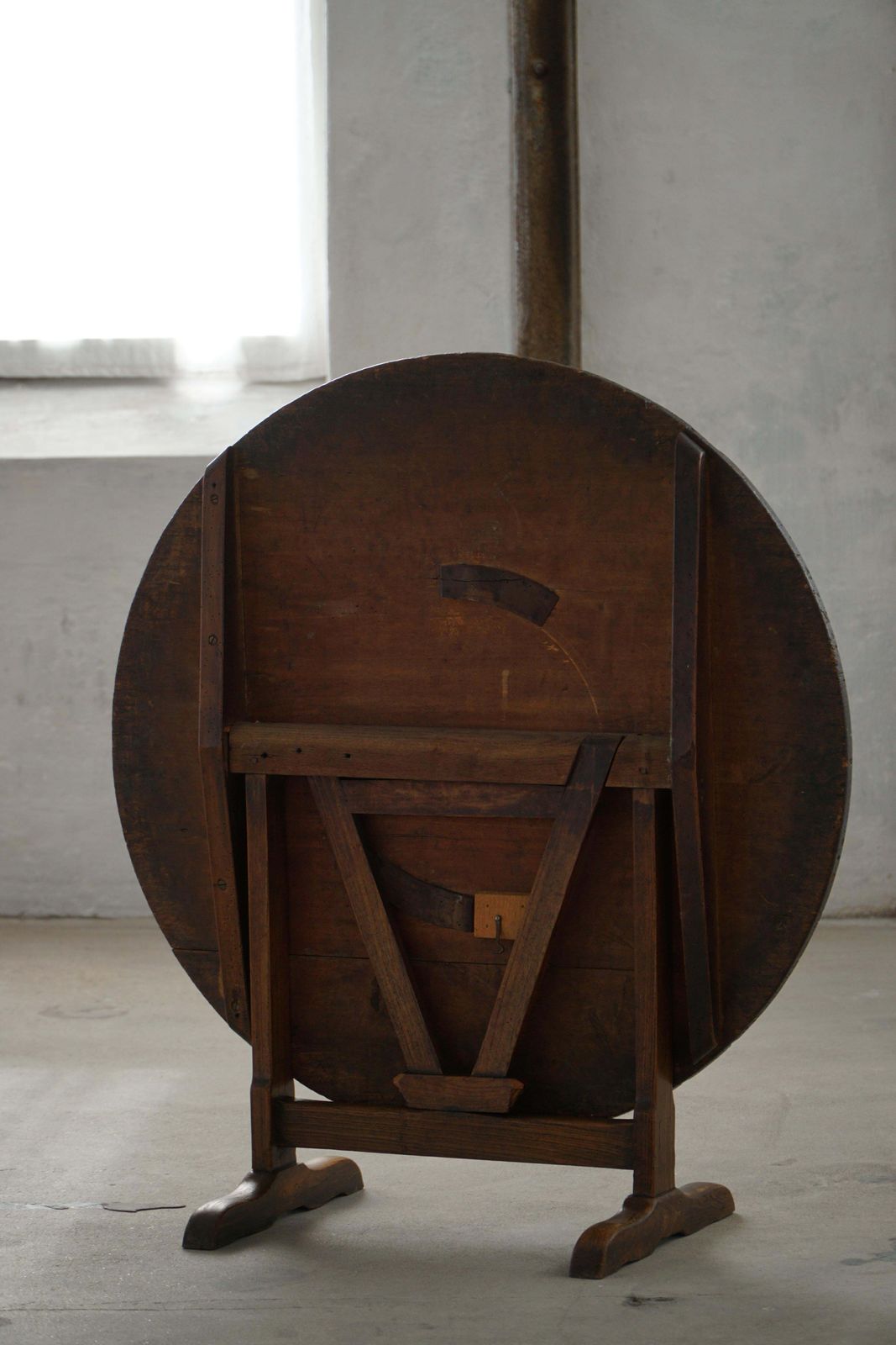photo vinterior 19th Century, French Provincial, Vigneron Round Tilt Top Table In Oak