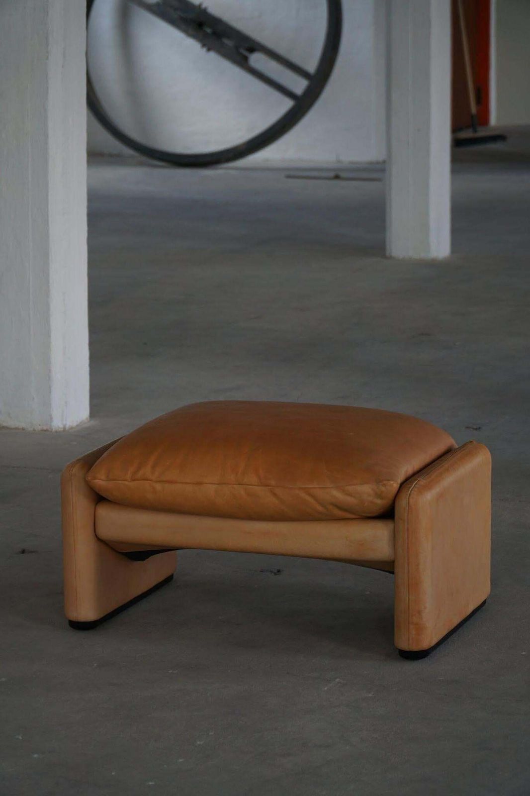 photo for sale Maralunga Ottoman In Leather, Vico Magistretti For Cassina, Italian Modern, 1973