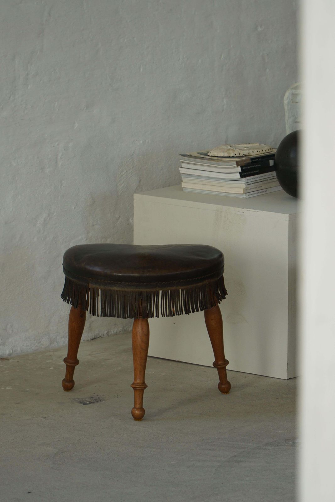 photo vintage Early 20th Century, Danish Tripod Oak Stool With Leather Fringe, 1930s