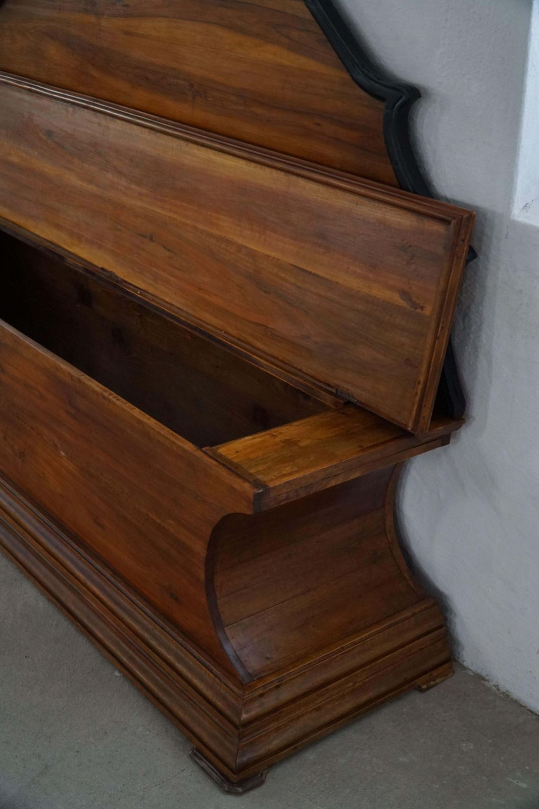 20th Century  Art Deco Storage Bench In Nutwood, By A Danish Cabinetmaker photo Furniture