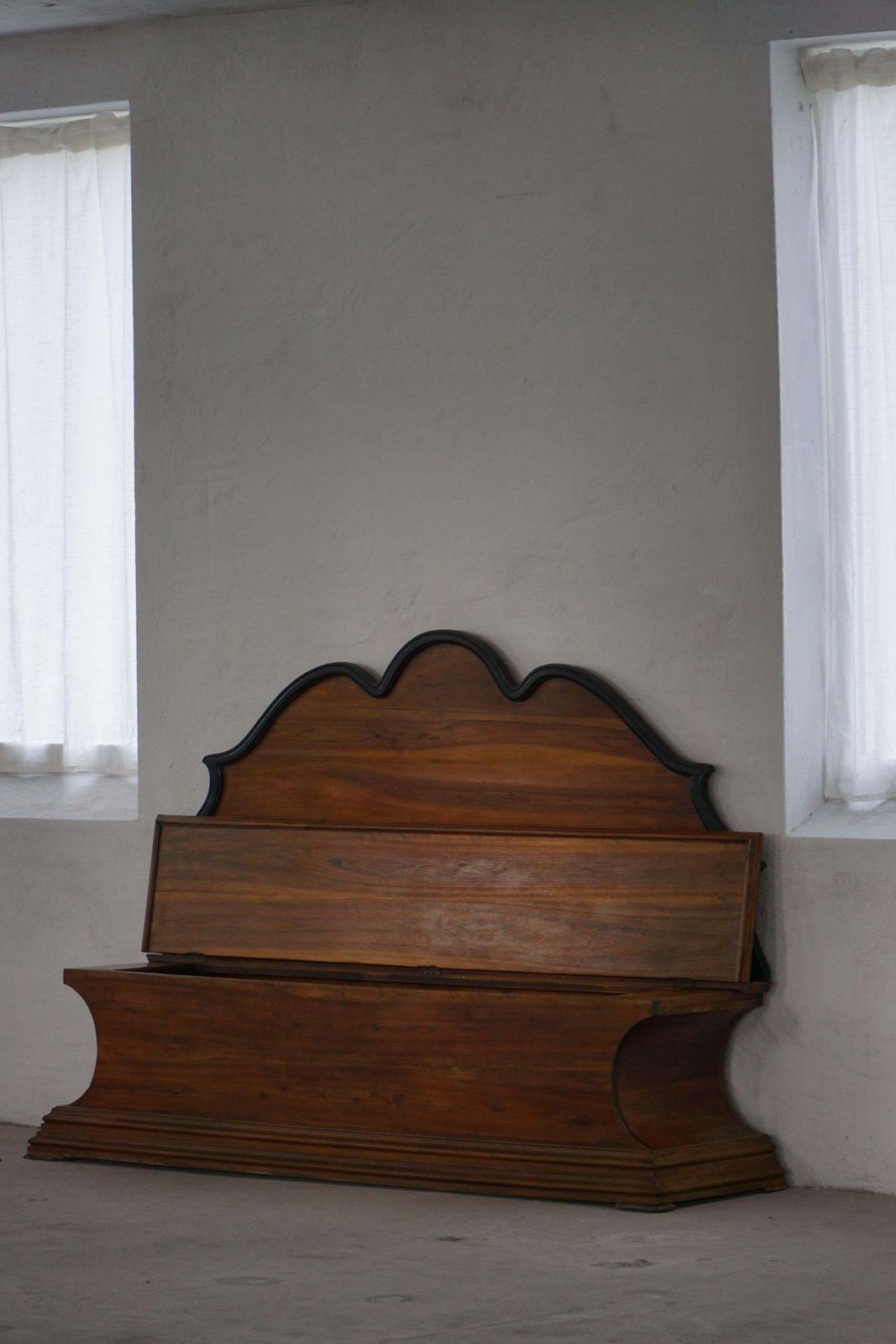 3109.0 20th Century  Art Deco Storage Bench In Nutwood, By A Danish Cabinetmaker photo