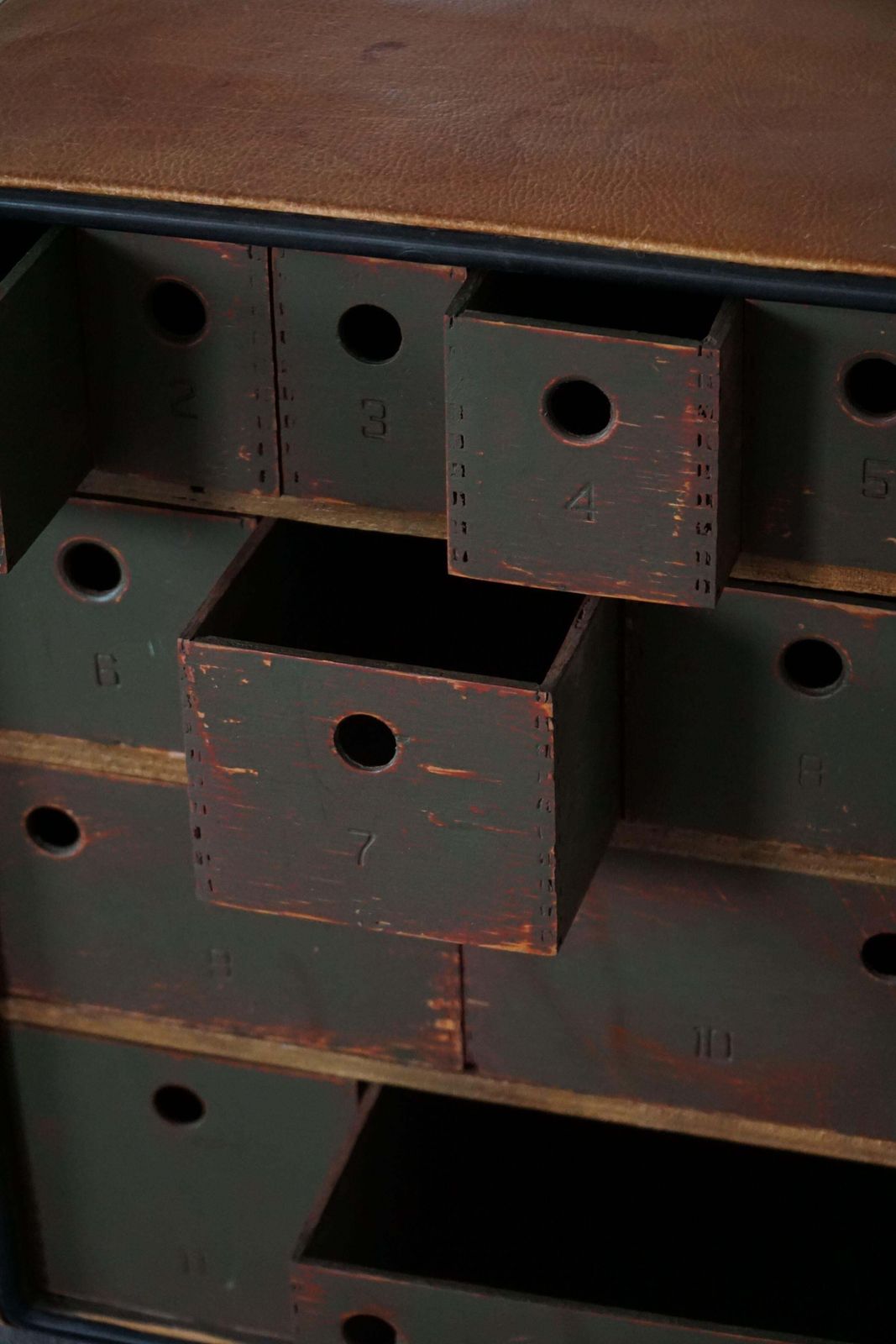 photo vintage Vintage Military Style Chest In Leather And Wood, Late 20th Century