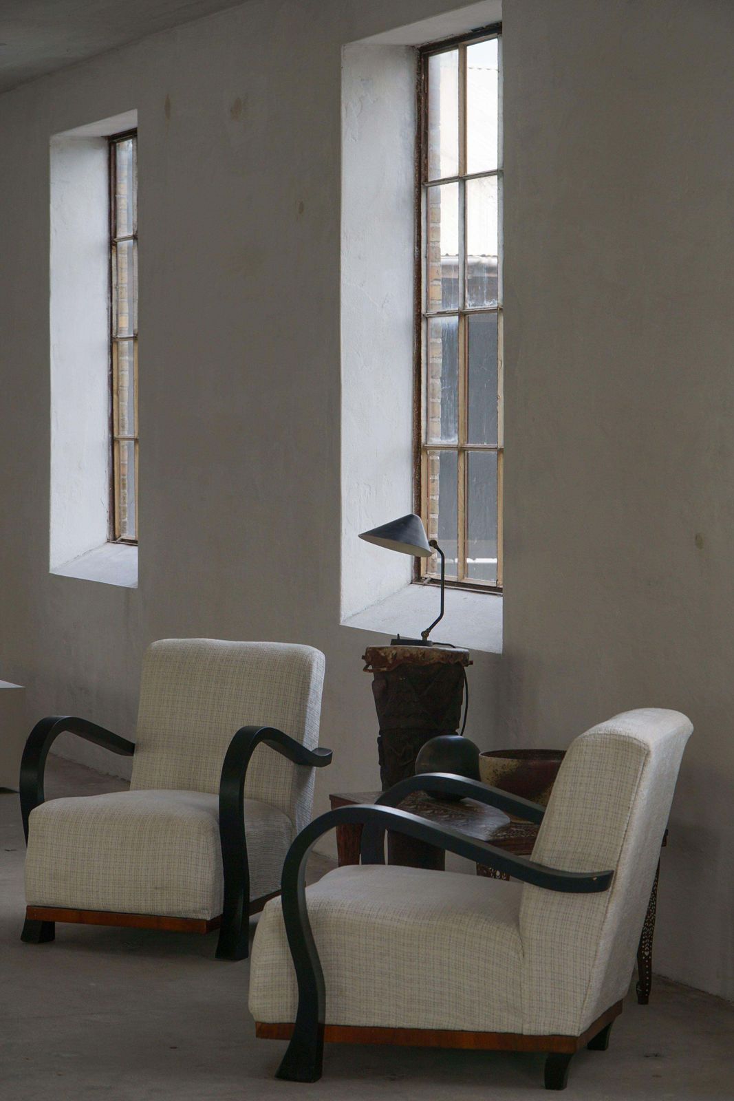 photo vintage A Pair Of Swedish Art Deco Lounge Chairs With Curved Armrests, 1930s
