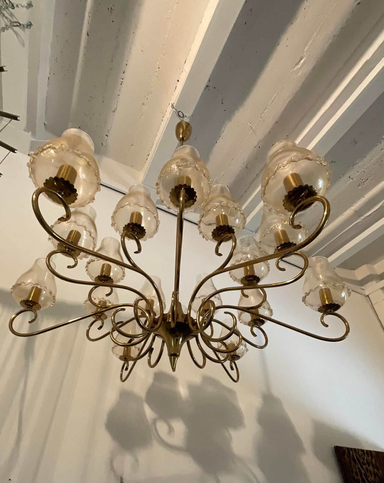 Seguso   Lampadario A 18 Luci In Vetro Di Murano Con Polvere D’oro. Italia 1950 photo for sale