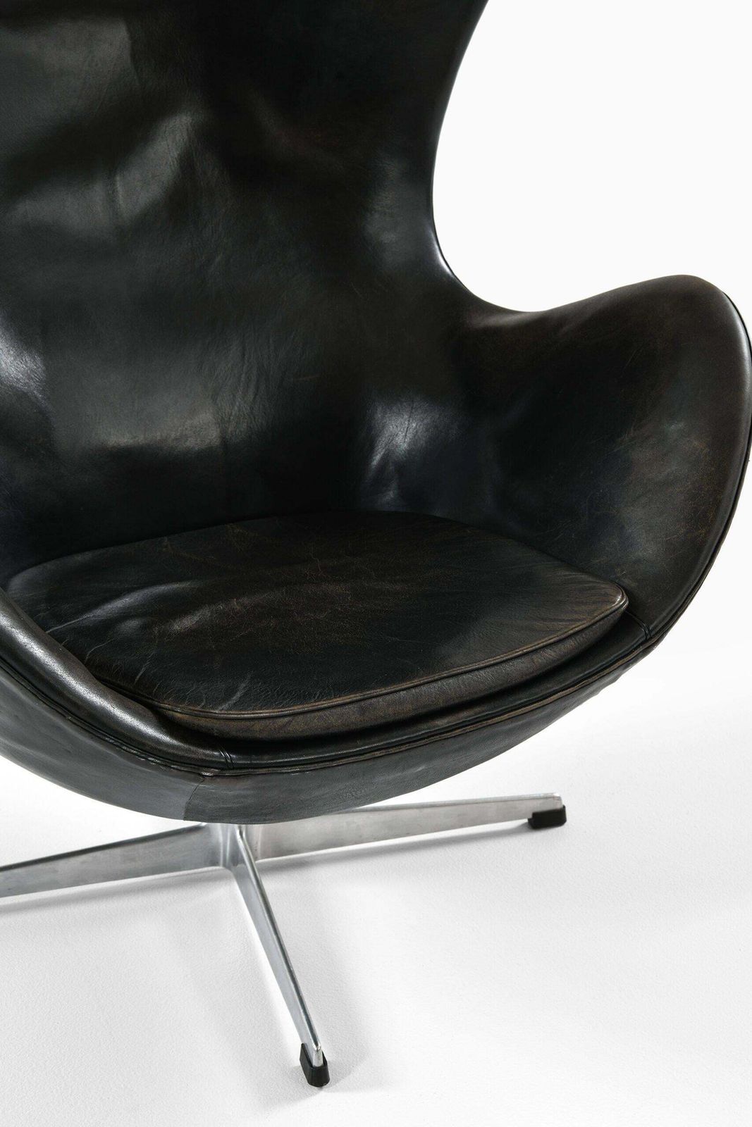 photo for sale 'Egg Chair', Model 3316, In Original Leather Upholstery By Arne Jacobsen, 1960s