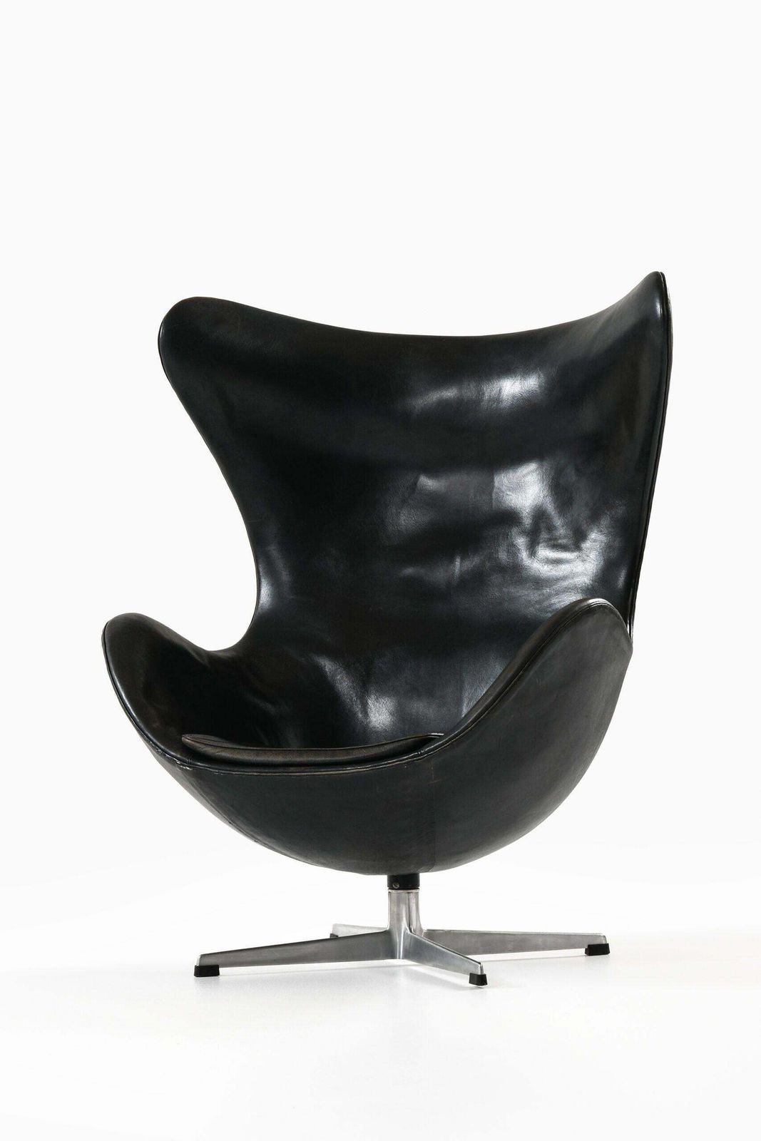 Furniture 'Egg Chair', Model 3316, In Original Leather Upholstery By Arne Jacobsen, 1960s photo