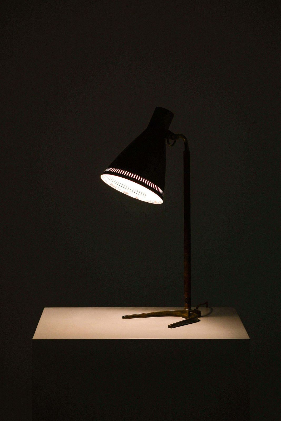 Early Table Lamp In Brass And Leather By Paavo Tynell, 1950's photo Lighting