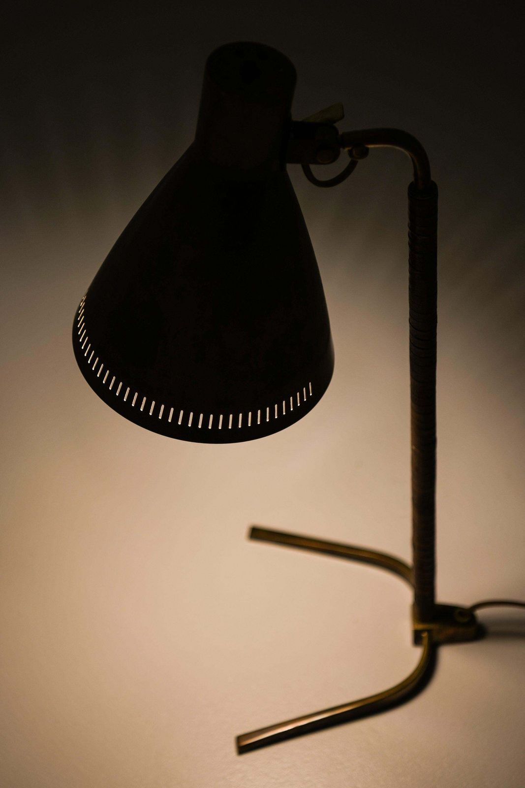 Early Table Lamp In Brass And Leather By Paavo Tynell, 1950's photo vinterior