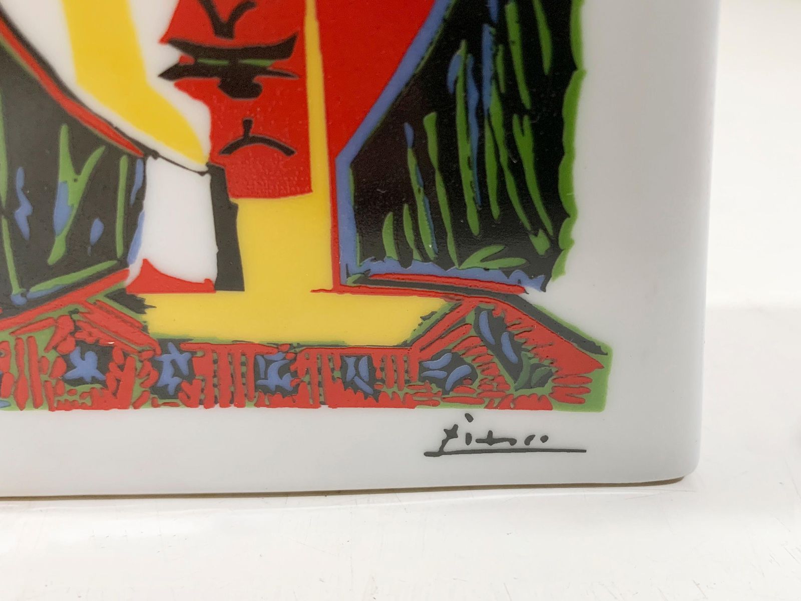 photo furniture Picasso "Buste De Femme Au Chapeau à Pompons" Licensed Tognana Porcelain Bottle