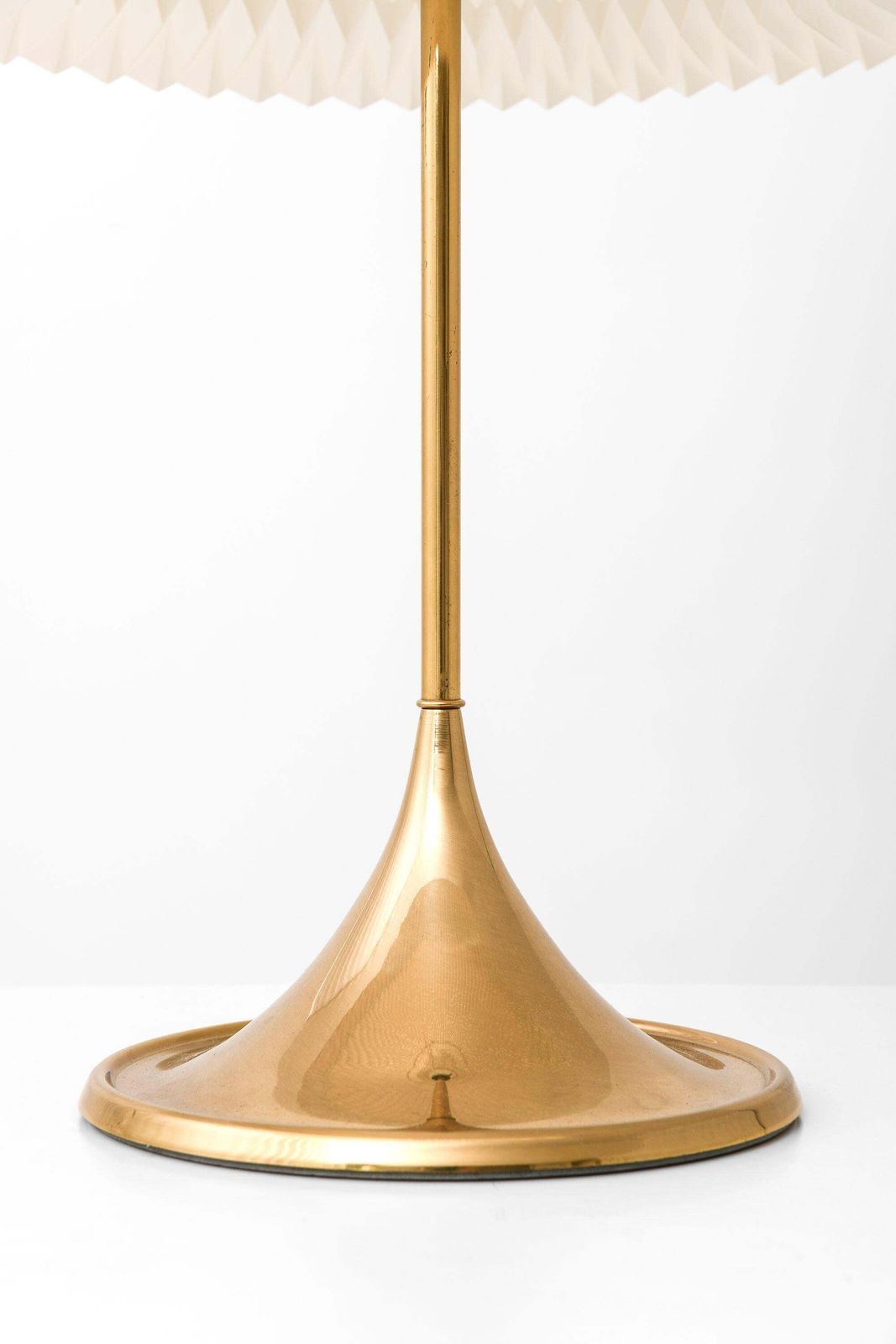 Table Lamps In Brass And Original Le Klint Lamp Shades, 1950's photo vinterior