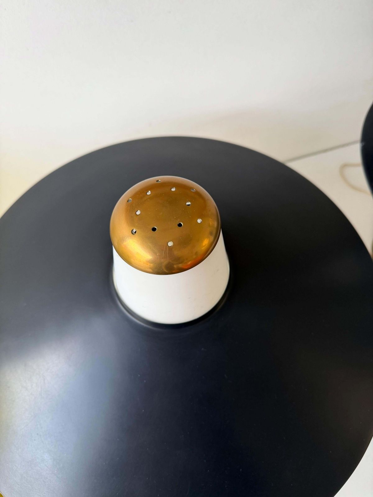 photo vinterior Mid Century Modern Pair Of Lamps Brass Lacquered Metal By Stilnovo. Italy, 1950s
