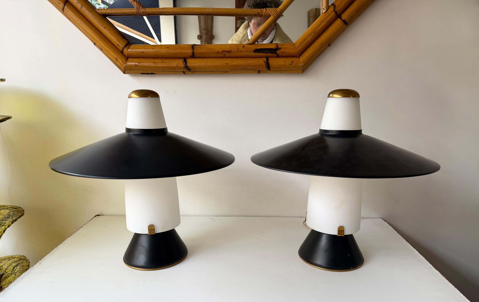 photo vintage Mid Century Modern Pair Of Lamps Brass Lacquered Metal By Stilnovo. Italy, 1950s
