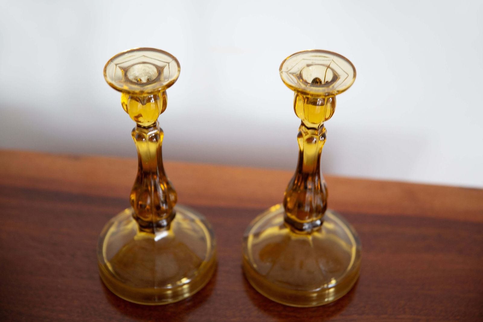 Set Van Twee Mid Century Gele Glazen Kandelaars, Europa, Jaren 1960 photo Woonaccessoires