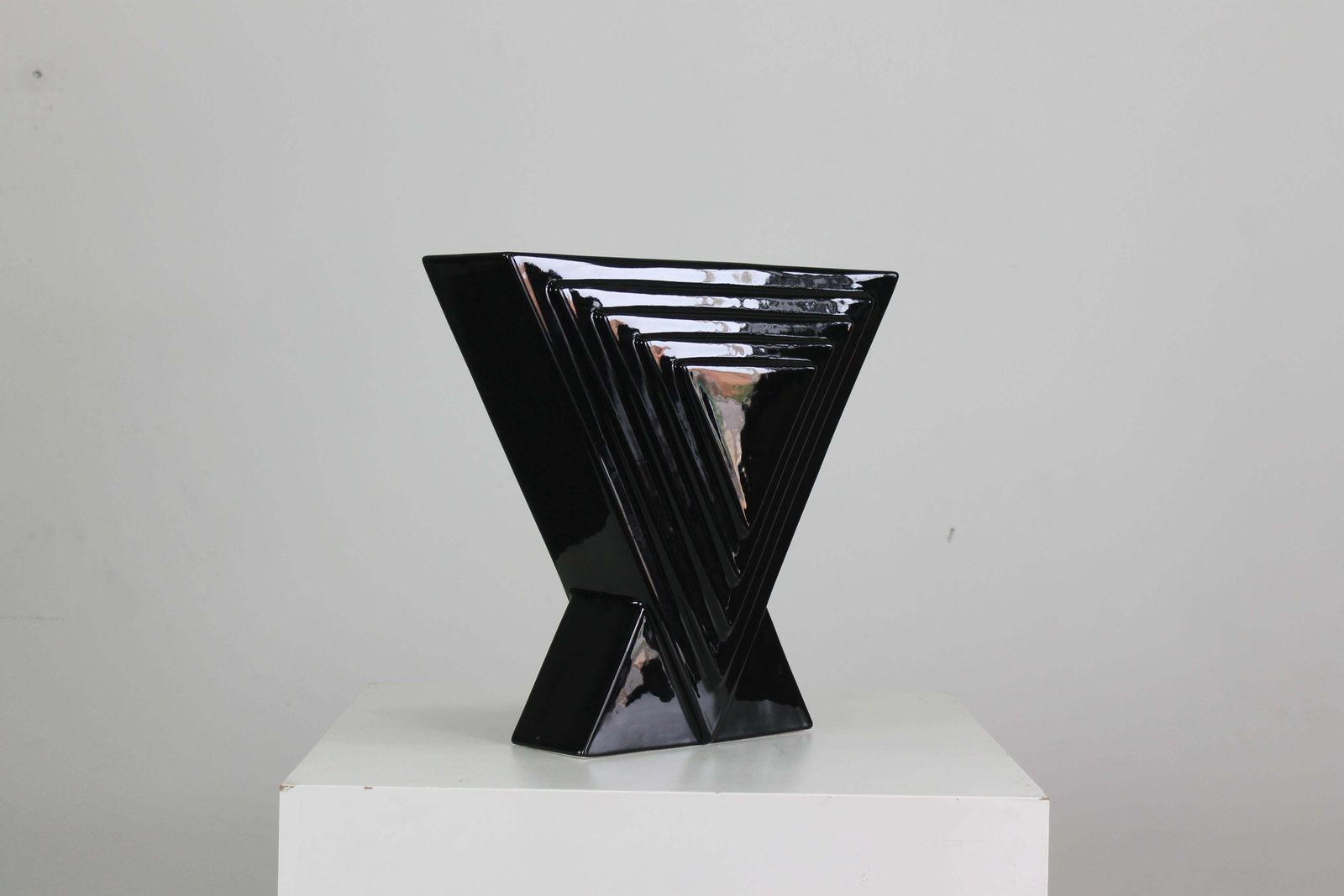 Ettore Sottsass Y29 Vase In Black Enameled Ceramic Yantra Series Poltronova 70s photo vinterior