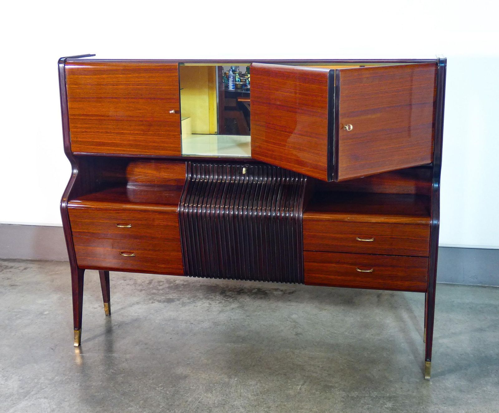 Credenza, Mobile Bar Sideboard, Design Osvaldo Borsani. Italia, Anni 50 photo vinterior