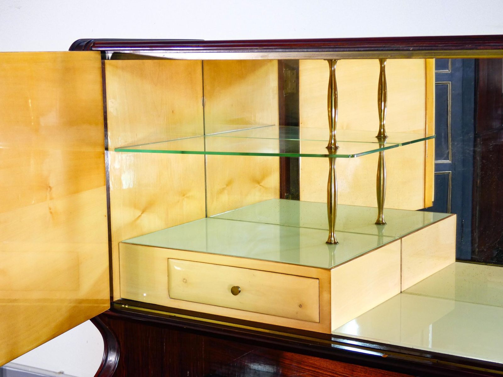 photo furniture Credenza, Mobile Bar Sideboard, Design Osvaldo Borsani. Italia, Anni 50