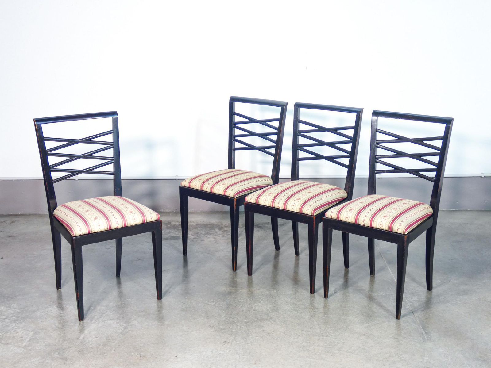 Set Di Quattro Sedie Di Design Italiano Degli Anni 40, In Legno Laccato Nero photo furniture
