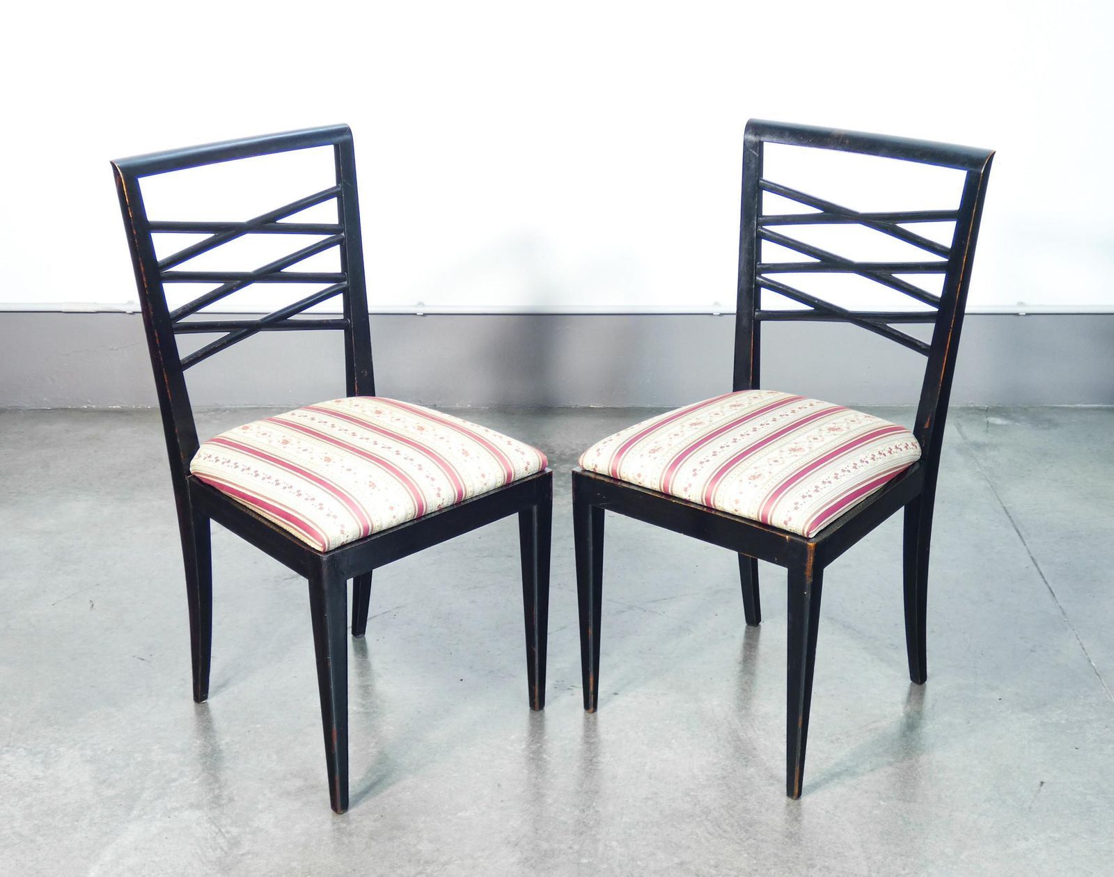 Set Di Quattro Sedie Di Design Italiano Degli Anni 40, In Legno Laccato Nero photo for sale