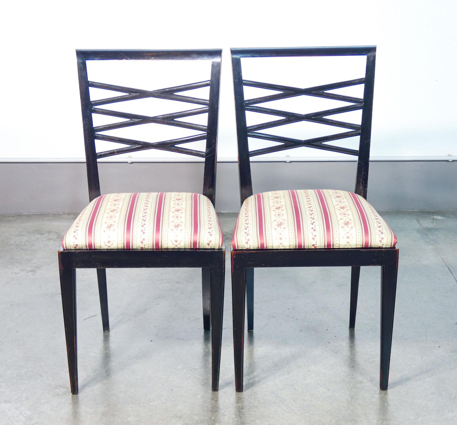 photo for sale Set Di Quattro Sedie Di Design Italiano Degli Anni 40, In Legno Laccato Nero