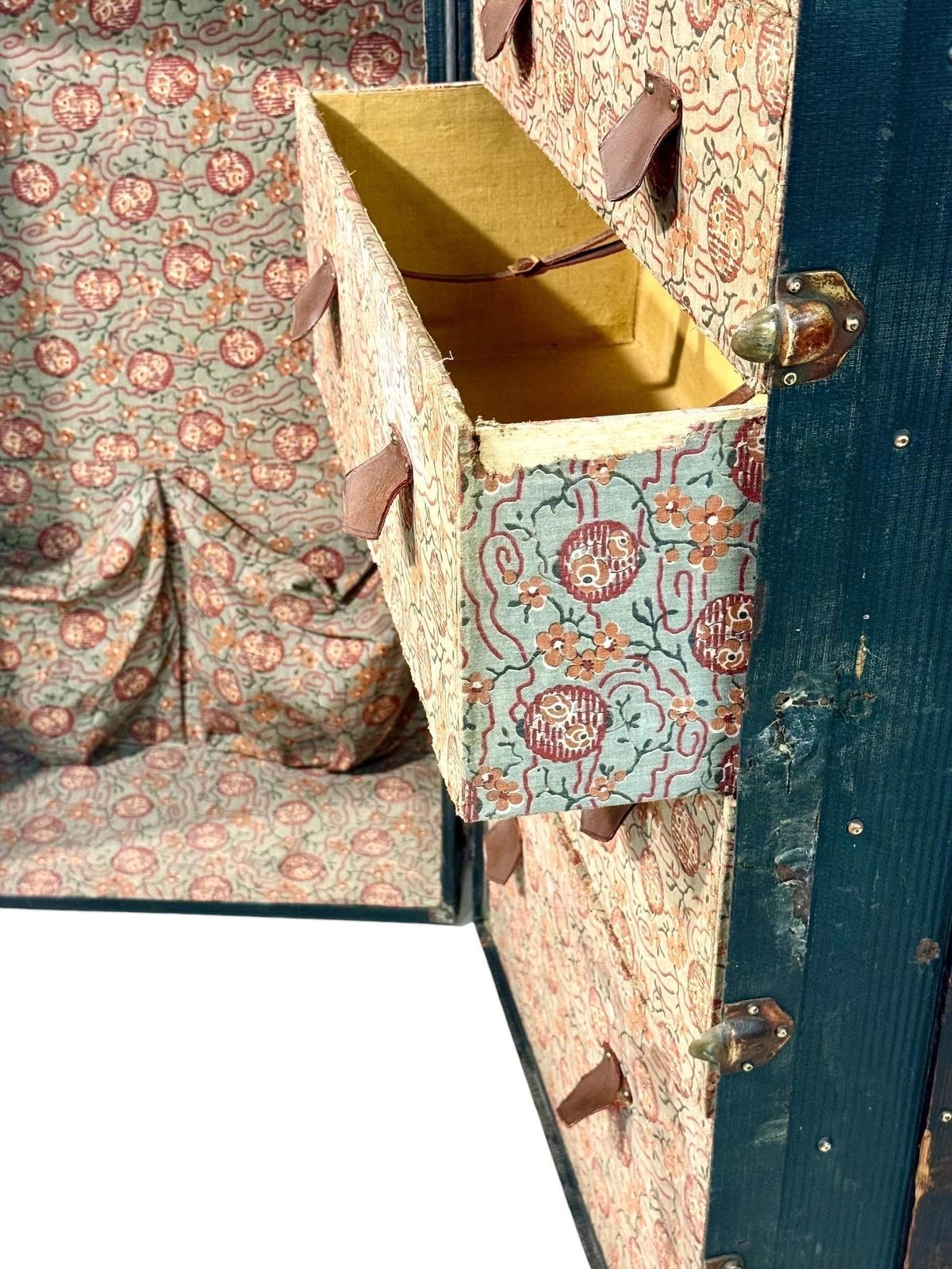 photo furniture 19th Century French Travelling Trunk With Drawers And Hangers