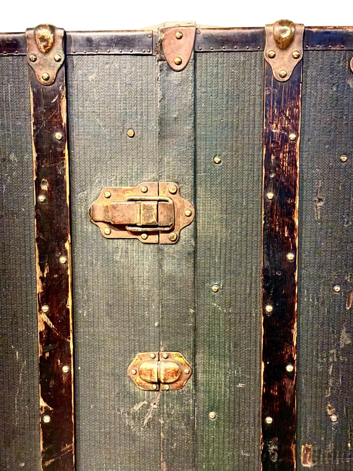 photo vintage 19th Century French Travelling Trunk With Drawers And Hangers