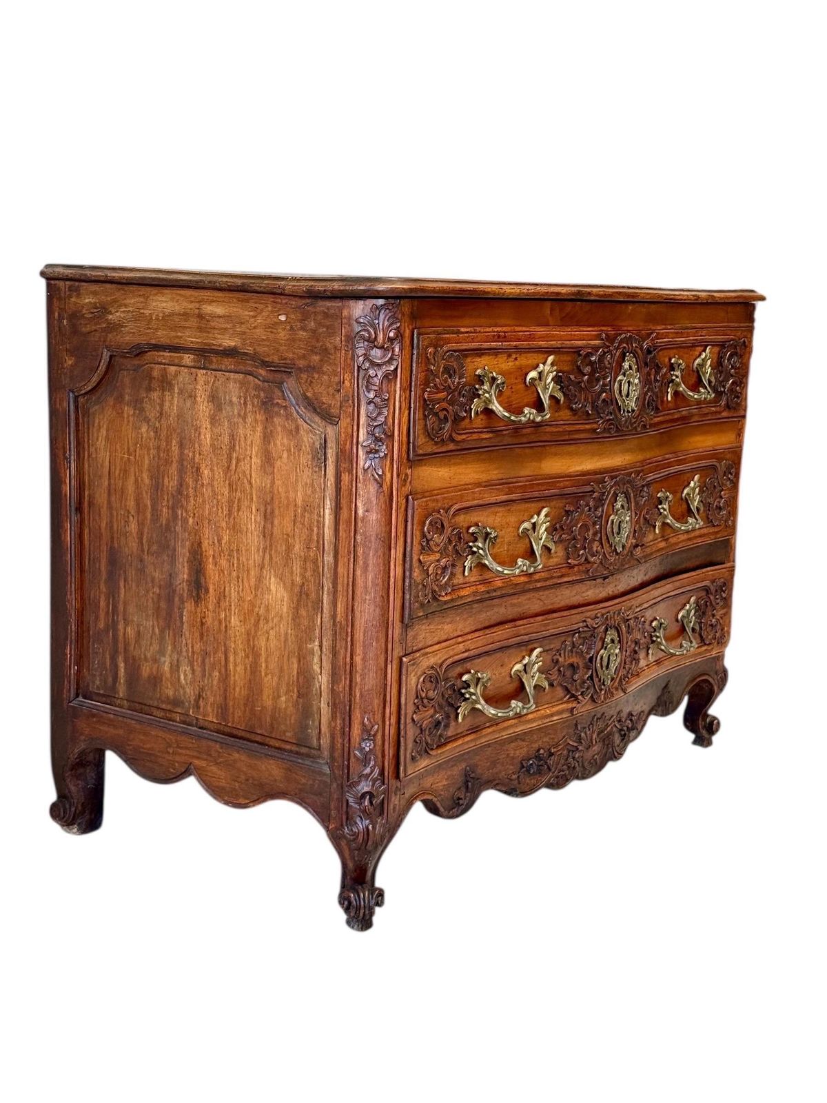 photo vinterior 18th Century French Louis XV Walnut Commode With Ornate Carvings