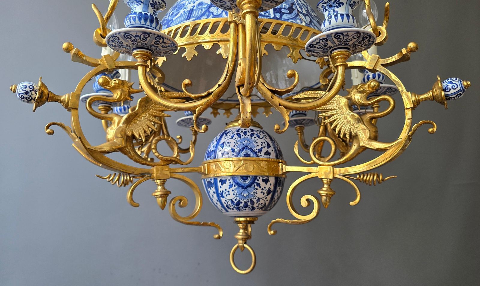 Monumental 19th Century Dutch Delftware And Gilt Bronze Chandelier With Griffin photo vinterior
