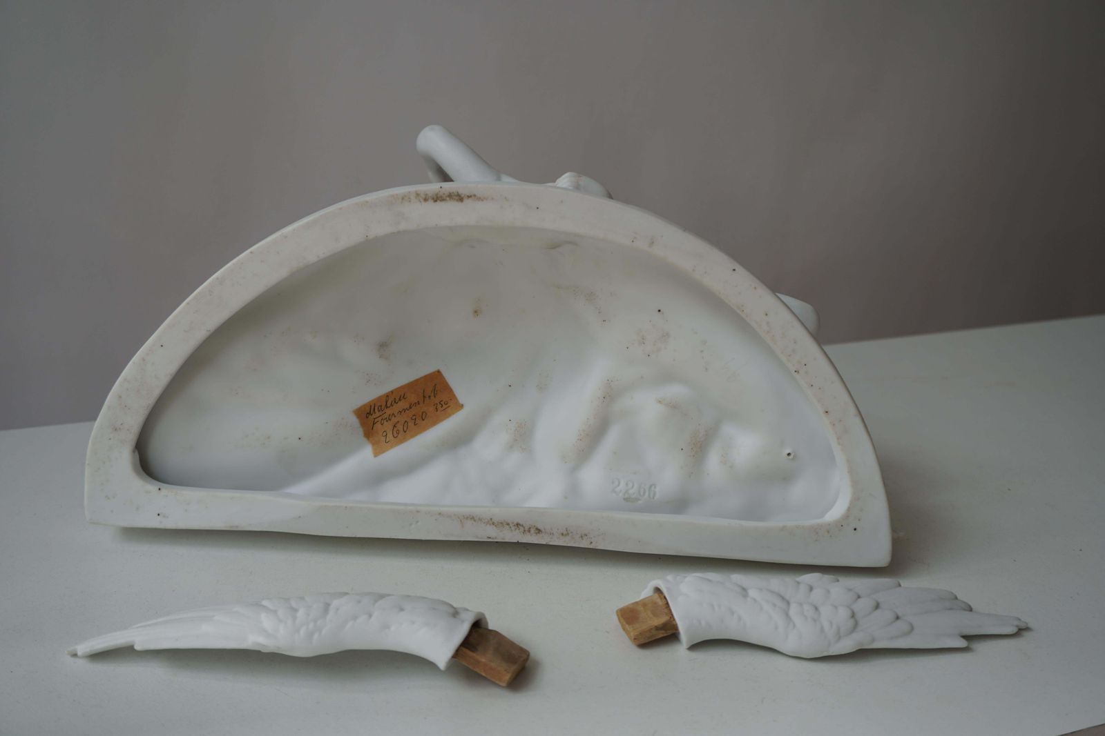 photo vintage Italian Biscuit Porcelain “Psyche Revived By Cupid’s Kiss”, Circa 1900