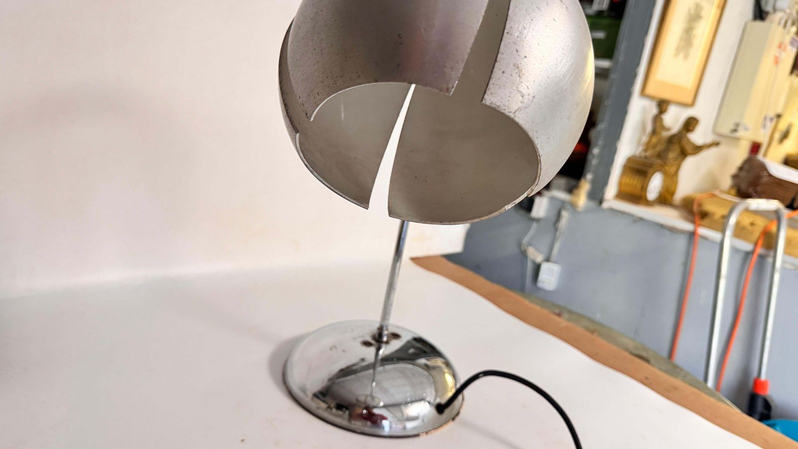 1970s Chrome And Aluminum Table Lamp – Curved Modernist French Design photo vinterior