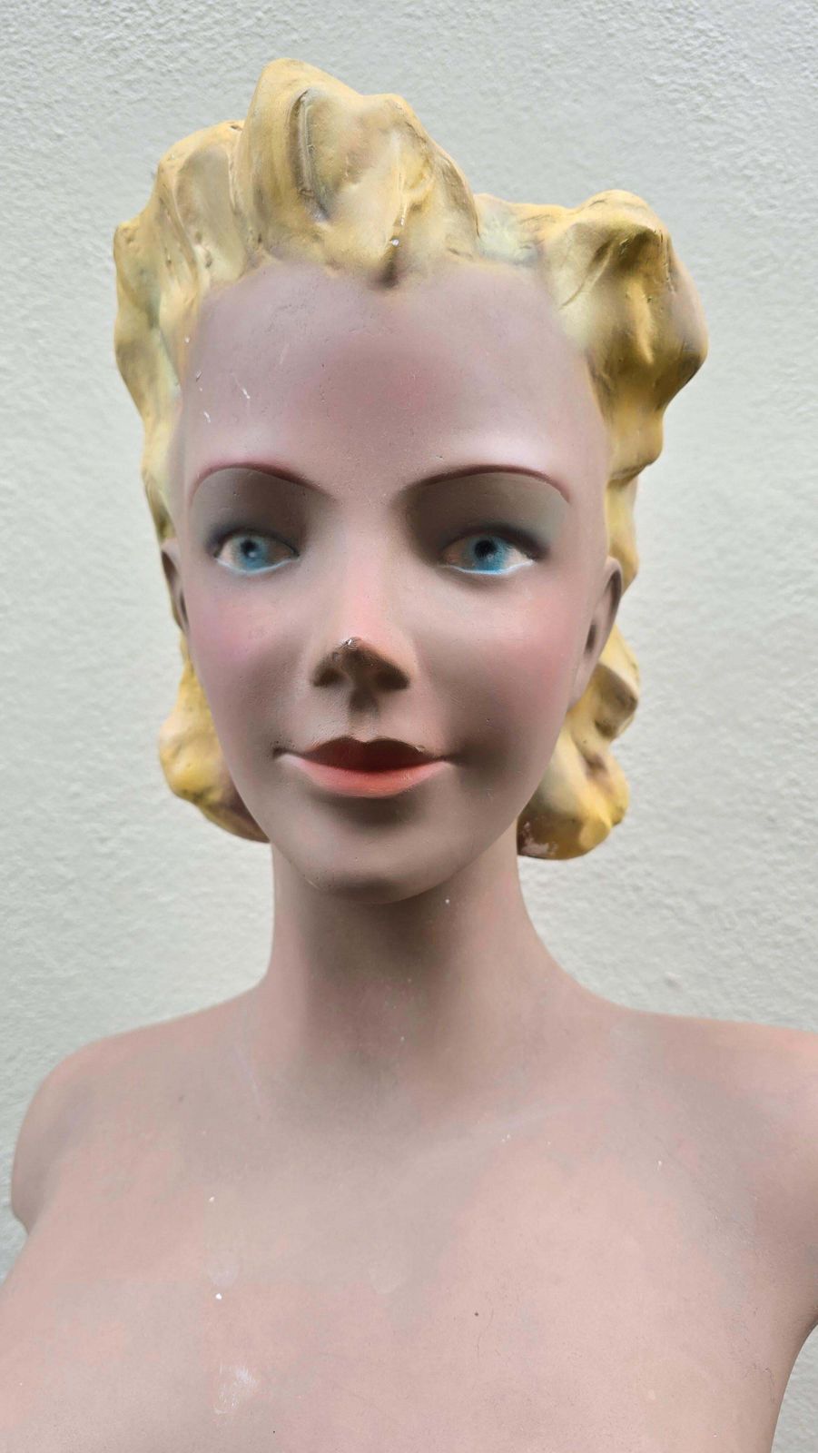 photo vintage Large 1950s Novita Plaster Bust – Art Deco / Hollywood Regency Mannequin Display