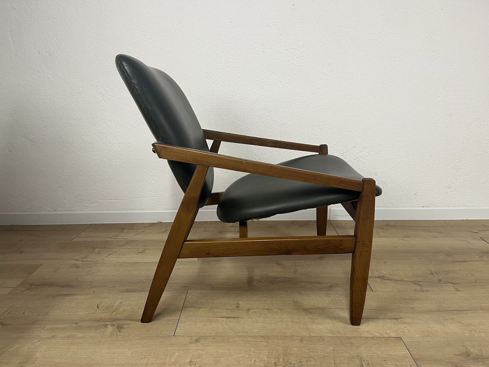 photo vinterior Pair Of 60’s Abetone Wood Leather Armchairs Vintage Design