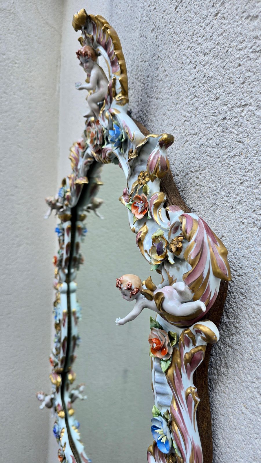 photo vintage Large Italian Capodimonte Porcelain Hollywood Regency Mirror With Cherubs